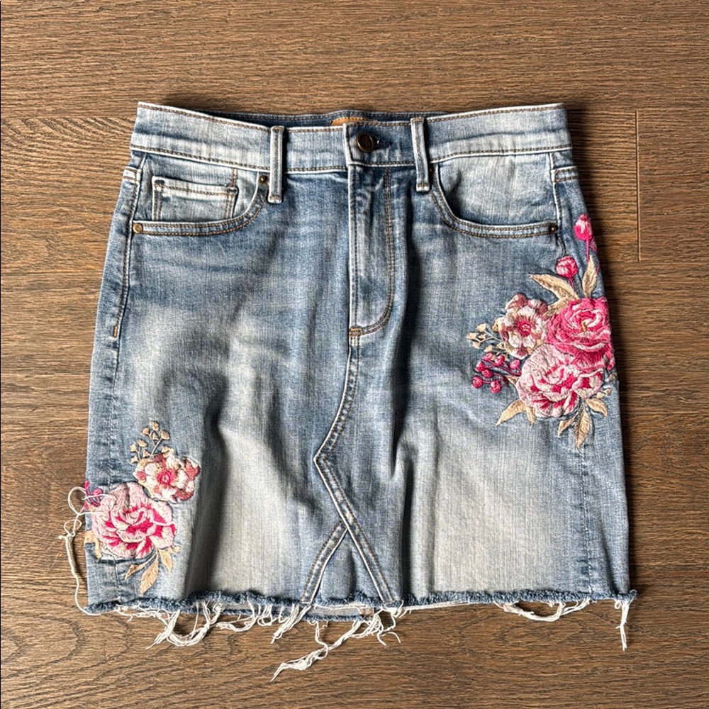 FLORAL EMBROIDERED DENIM MINI SKIRT
